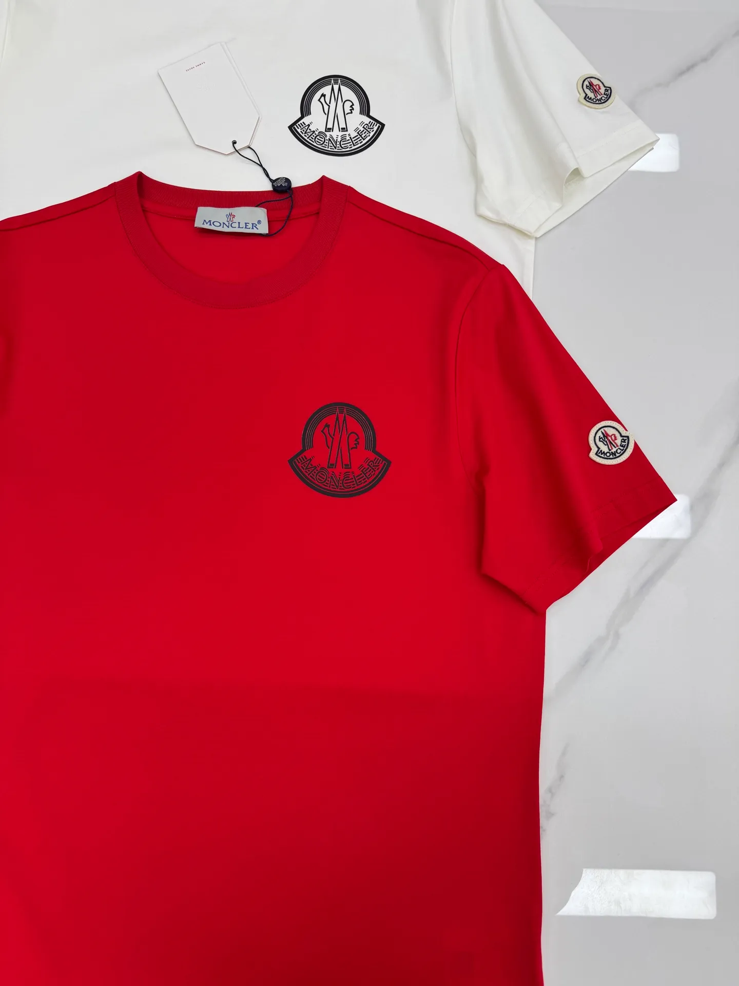 ⚜️Moncler New Arrival T ， . 190g . ！ moncler . ✨ ， 。White Versatile，Black Retro ， ～ Series ， ， Moncler ！ ：Black.White. .Bright Red.Sizes：M-3XL（S 4XL ） ！175/145 XL